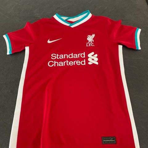 Liverpool t-skjorte tilsalgs