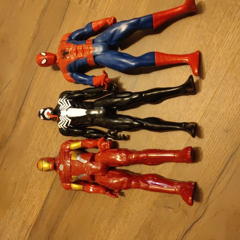 Tre actionfigurer