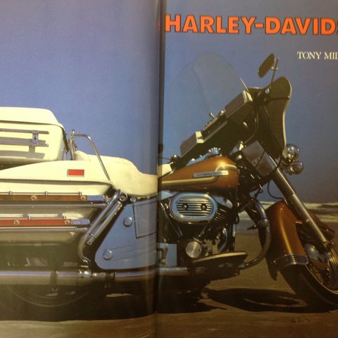 HARLEY - DAVIDSON.  Av TONY MIDDELHURST. MAGMA BOOKS, 112 sider.