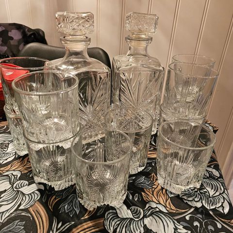 2 karafler og 11 whiskyglass.