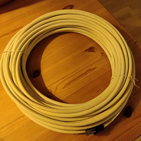 Internett kabel. Cat 8.1. 25meter lang.