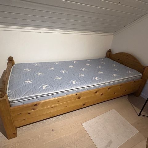 90x200 cm Solid seng med madrass