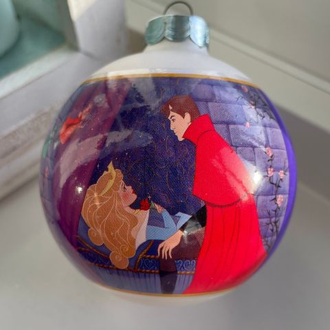 1 fin Tornerose Disney samlekule,  frå 1997. Laga i glas.