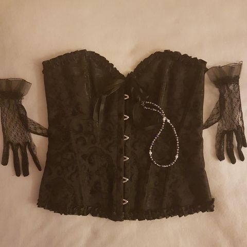 Kostyme med sort korsett hansker og halsbånd
