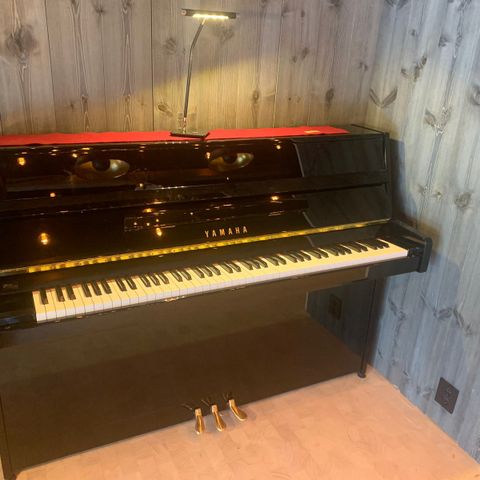 Yamaha B1 piano - meget sparsomt brukt!