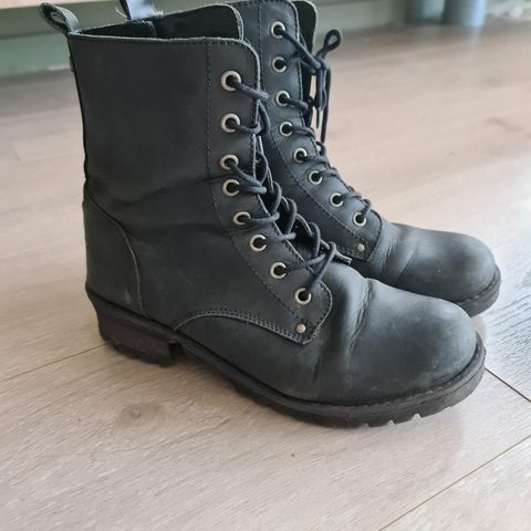 Roots boots