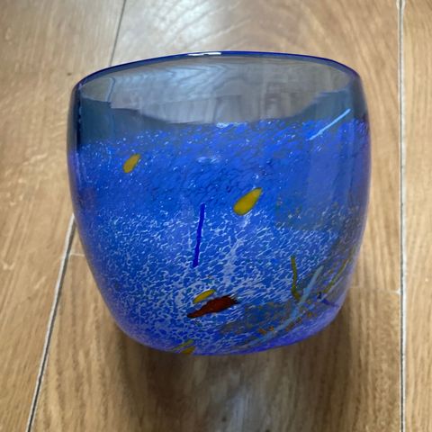 Blå lav vase / skål. Kunstglass bolle. Mønstret glass.