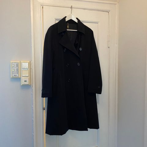 Nydelig svart trenchcoat