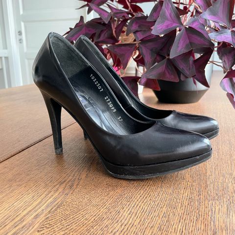 Klassiske skinn pumps/hæler strl37/38