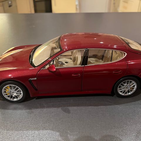 Norev 1:18 Porsche Panamera 4S