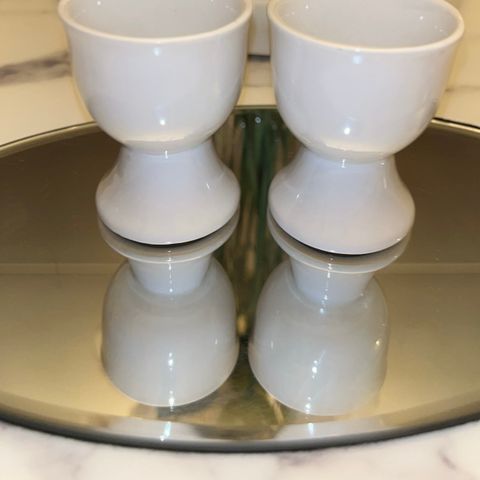 2 hvite klassisk pene egge kopp holdere. Egg eggekopp holdere