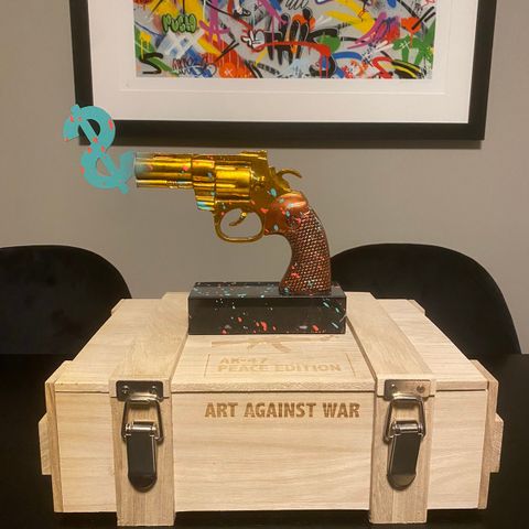 Van Apple Revolver «Art against war”