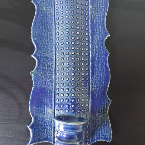 Nydelig vegglysholder i keramikk laget av norsk keramiker
