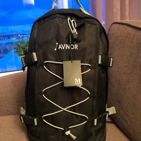 Ryggsekk. Sekk. Backpack. 25 L. Ny. Mål: 47 x 29 x 21 cm. Står Avinor på sekken.