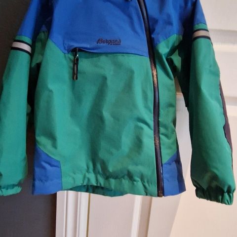 Bergans Ruffen Insulated Kids Jacket har også bukse