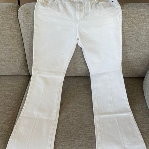 Boot-cut hvit jeans