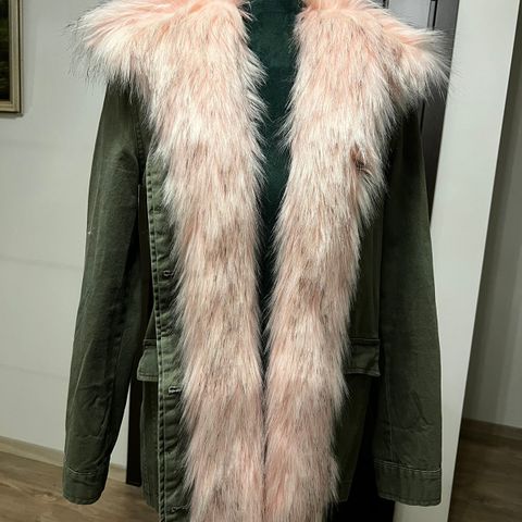 Jakke fra RIVER ISLAND str.S Fin (tynn) parka med rosa fuskepels krage