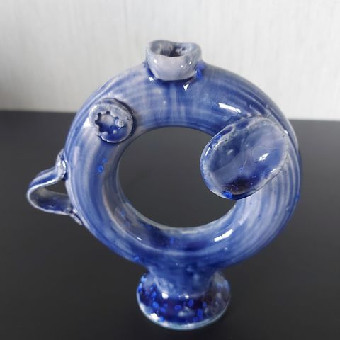 Liten, artig vase laget av norsk keramiker