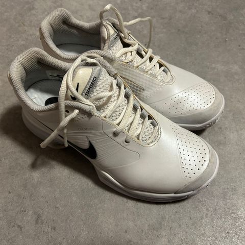 Tennissko Nike str 37,5 - lite brukt