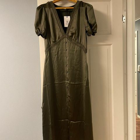 Olivengrønn, lang kjole fra Bik Bok
