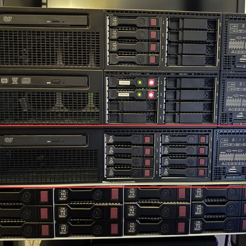 HPE DL380p Gen8 Server med 64GB Minne & 12 Cores/24 Threads