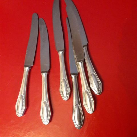 Seks flotte kniver i sølvplett