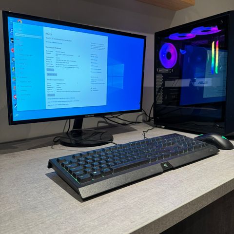 PC inkludert skjerm, tastatur og mus