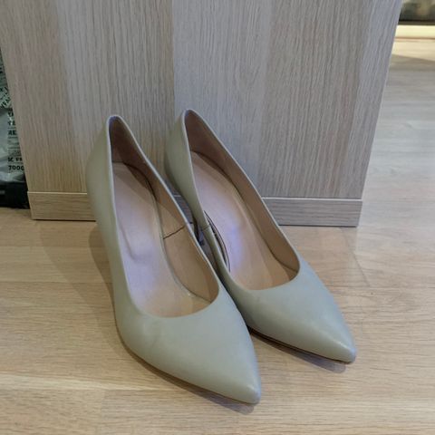 Beige pumps str 40