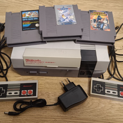 Nintendo NES sonefri konsoll med 3 spill og 2 kontrollere