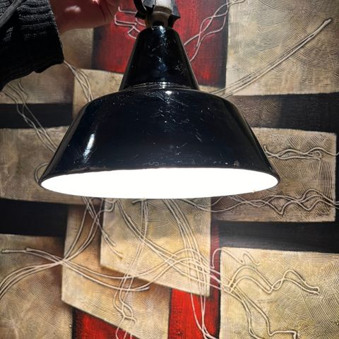 Arbeidslampe emaljert sort retro fra 50/60-tallet