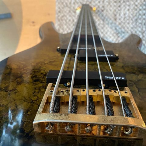 Samick Artist series bass 5 strenger med Hardcase