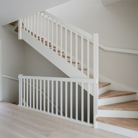 Standard tett trapp med hvite detaljer