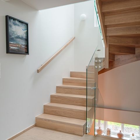 Moderne trapp i massiv eik og glassrekkverk