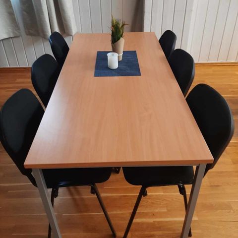 4 x sett med 1 bord og 6 stoler. Veldig lite og pent brukt.