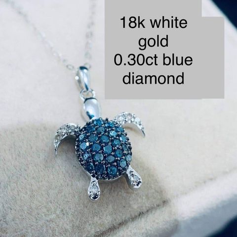 18k Turtle pendant og kjede med blue og hvit diamant 0.30ct