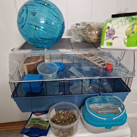 Stor Hamsterbur med utstyr og mat