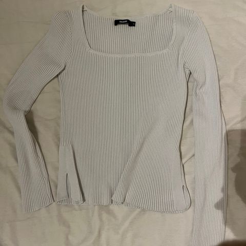 Hvit topp/genser med liten splitt nederst