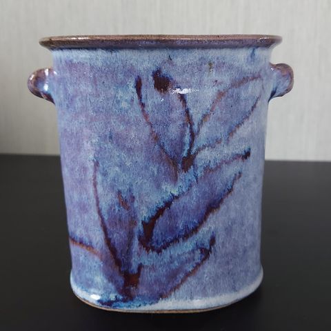 Søt vase i keramikk, laget og signert av norsk keramiker