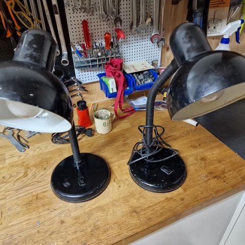 To kule vintage bordlamper selges