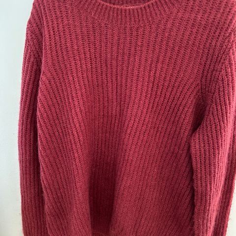 genser fra Vavite i fin vinrød farge str XL, strkket i mykt garn. Ikke brukt.