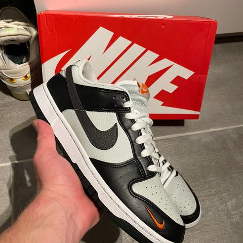 Dunk low mini swoosh