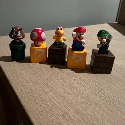 5stk figurer fra spill super Mario