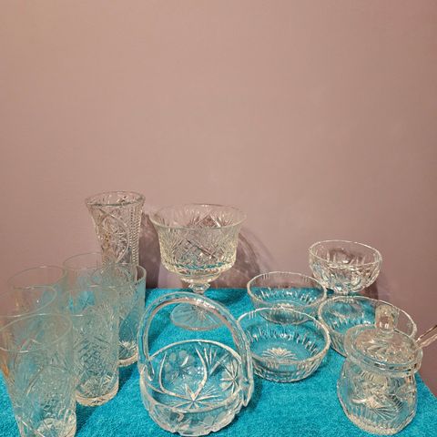 Glass krystall i assortiment for salg.