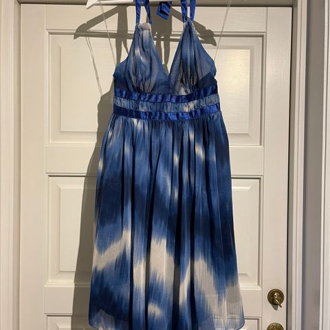 Nydelig kjole med blå silkebånd