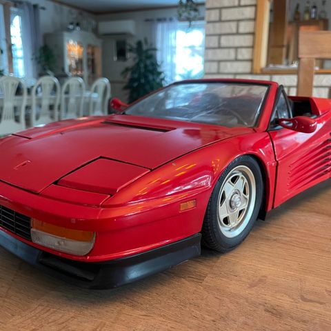 Ferrari Testarossa 1:8 Metall modellbil