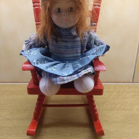Nydelig liten porselen dukke med stol (Perfect Home?)