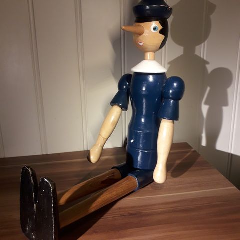 Stor Pinocchio figur i tre - 70 cm høy