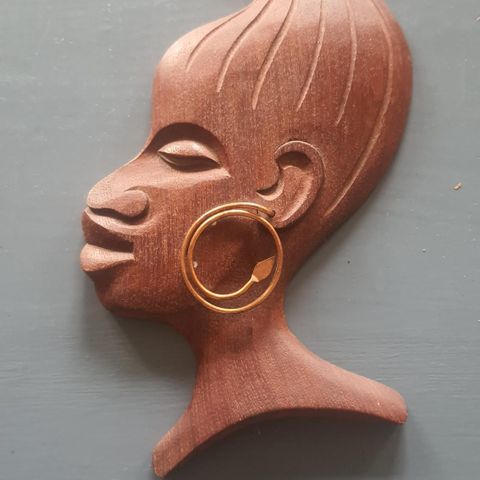 Retro veggpynt i teak afrikans siluett maske