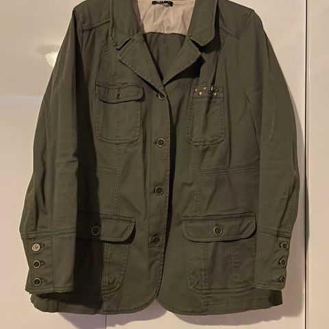 tøff militærgrønn jakke