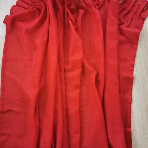 2 lengder røde tynne gardiner